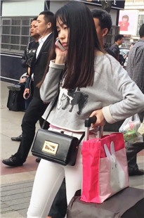 【带子狼作品】极品翘臀白裤小妹，大叔都忍不住了[1.16G/MOV]