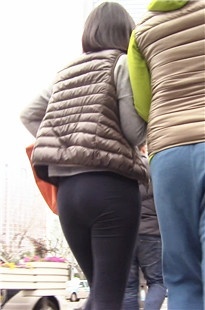 紧身绒裤紧裹饱满宽臀妹子[312M/MTS]