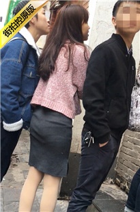 灰色包臀裙长发美眉和男友一起逛街游玩[240M/MOV]