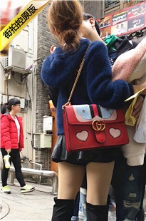 黑靴超短裙肉丝妹子和男友街头秀恩爱[288M/MOV]