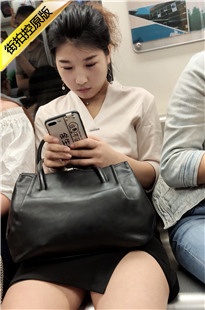 4K-地铁上的大白腿美眉[541M/MP4]