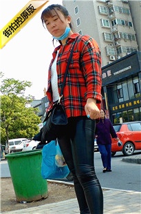 黑色紧身皮裤翘臀美眉在等车[619M/MP4]