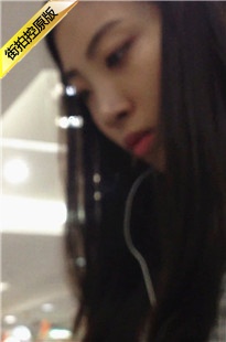 白上衣深蓝裙美女[45M/MOV]