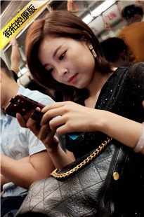 4K-地铁上的黑衣街拍气质美女[697M/MP4]