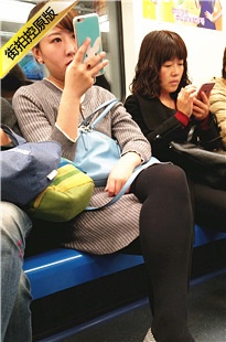 4K-地铁拍摄黑丝性感MT短发红唇MM[852M/MP4]