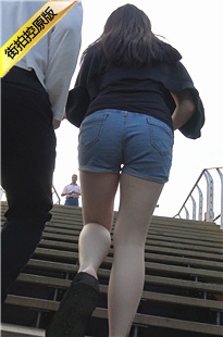 白嫩腿热裤小妹上阶梯，翘臀白腿很诱人[359M/MP4]