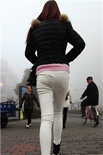 清晨雾天追击黑衣紧身白裤美眉[388M/MP4]