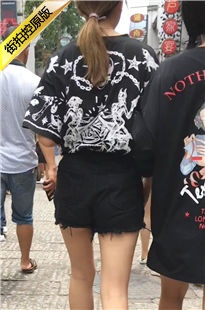 黑色紧身牛仔热裤美眉，真让人受不了[767M/AVI]