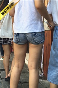 街拍蓝色紧绷牛仔热裤圆润翘臀美眉[212M/MOV]