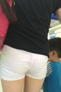 领着孩子去超市的白色短裤妈妈[184M/MOV]