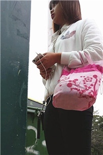 等车黑裤美眉，丰满圆润[614M/MP4]