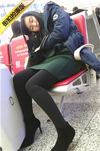 4K-高铁站等车黑色打底SW长腿美眉太累睡着了[806M/MP4]