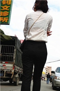 白衬衫黑西裤职业装MM，上衣罩带明显[815M/MP4]