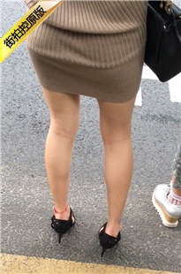 在等车的包臀短裙美眉[211M/MOV]