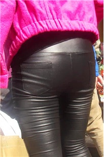 饱满大臀性感皮裤MM前凸后翘可谓是极品哦[307M/MP4]