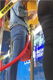 跟拍牛仔裤和黑色紧身裤美眉[752M/MOV]