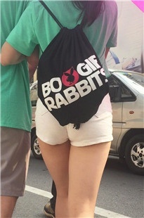 白色热裤美眉路小月牙儿[416M/MOV]