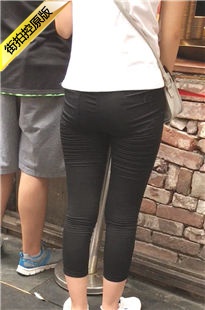 黑色紧身裤美眉叉开腿站着[553M/MOV]