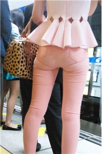 地铁极品粉色紧身裤美眉[136M/MP4]