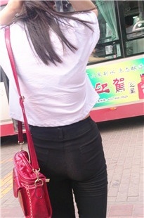 紧致的黑裤小妹[100M/MP4]