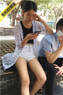 白色牛仔热裤大白腿美眉[182M/MOV]