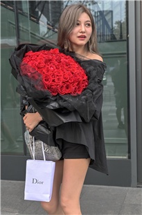 捧着一大捧玫瑰花的高跟美腿小姐姐3A561[627M]