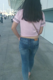 真实街拍－蓝色长牛仔裤美眉[26.8M/MP4]