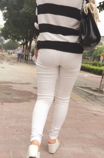 超薄白色米裤，都能看出内内的轮廓了[342M/MOV]