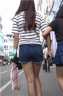 街拍包臀牛仔热裤大学生[394M/MP4]