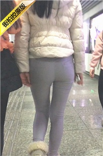 地铁站遇到的紧身灰裤xinggan翘臀美女[928M/MOV]