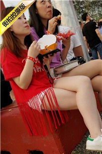 4K-吃西瓜的红衣热裤MT少女[581M/MP4]