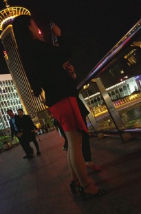 4K-夜拍红色短裙肉丝美眉[499M/MP4]