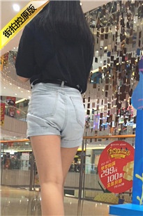 自动扶梯拍摄浅色牛仔热裤长腿宽臀美眉[239M/MOV]