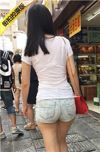 街拍浅蓝牛仔热裤极品圆润翘臀美眉[256M/MOV]