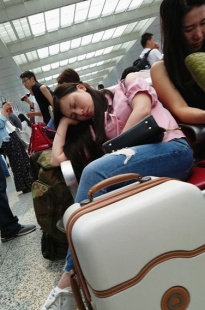 4K-粉色上衣街拍牛仔裤美眉[835M/MP4]