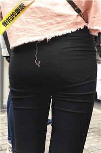 等公车的黑色紧身裤极品饱满翘臀美眉[380M/MOV]