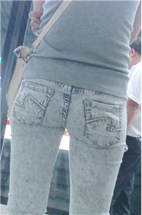 等地铁的灰色牛仔裤美眉[115M/MP4]