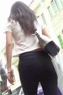 黑色牛仔裤修饰完美身材[240M/MTS]