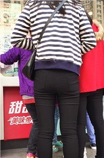 笔直铅笔裤紧臀小妹，身材超赞[412M/MOV]