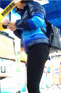 紧身黑裤MM带着儿子玩电玩，腿岔的好开[1G/MP4]