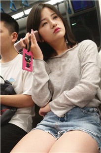 4K-地铁上的气质热裤美女[664M/MP4]