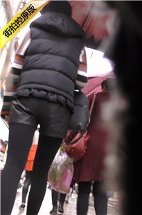 冬日里的街拍黑丝MT[476M/MP4]