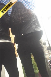 下雨天的黑紧裤妹子也很有味道[666M/MOV]