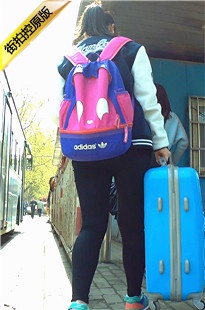 拎着蓝行李箱的紧身黑裤美眉，PP很有弹xing[512M/MP4]