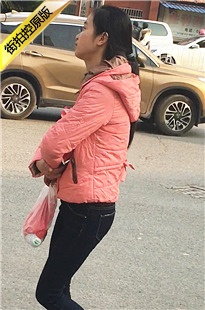 等公交车的紧身牛仔裤美眉[96.5M/MOV]