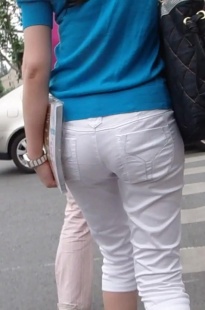 商务区MM下班回家，白裤诱人[136M/MP4]