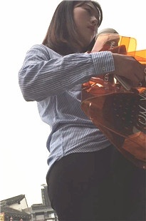 蓝白条纹衬衫紧身裤美女[516M/MOV]