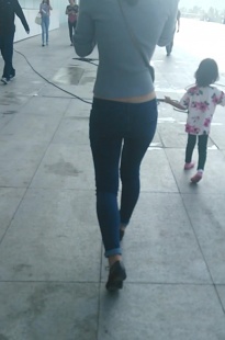 真实街拍－长牛仔裤MM走路袅娜多姿[15.1M/MP4]