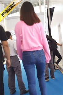 展会偶遇蓝色牛仔裤翘臀美眉[243M/MP4]