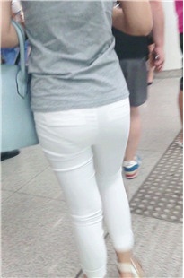 白色紧身裤MM在等车[97.5M/MP4]